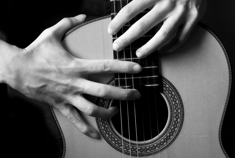 01/07/2013 – CHITARRA PER PRINCIPIANTI: L’IMPOSTAZIONE DELLE MANI