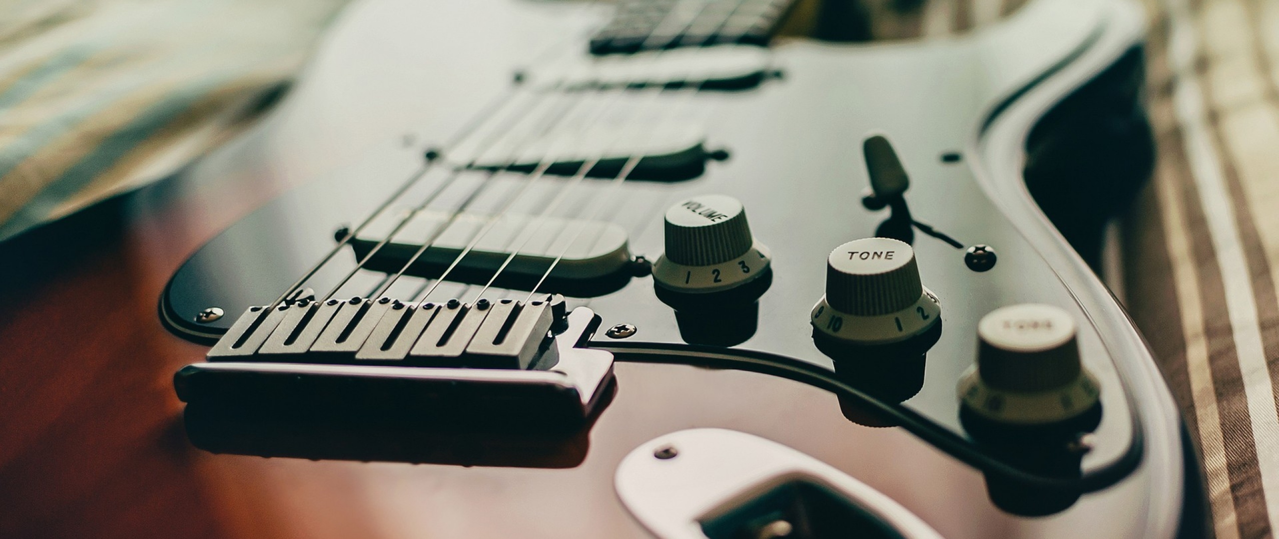 TANTI SUONI IN UNA SOLA CHITARRA