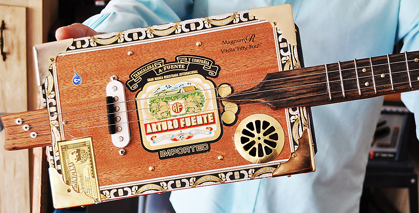 LE “CIGAR BOX GUITAR”