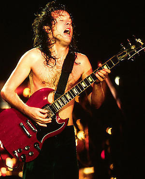 angus-young-angus-young-5315101-300-368