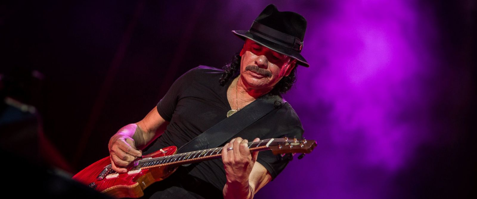 gty_carlos_santana_cf_160602_31x13_1600