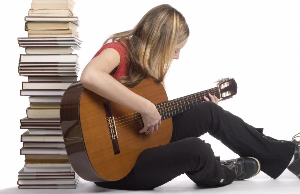 girl-learning-guitar-1024x662