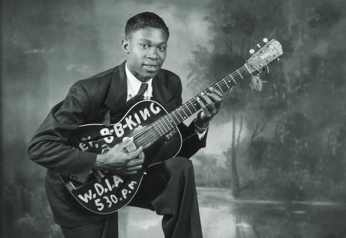 B.B. King giovane con chitarra