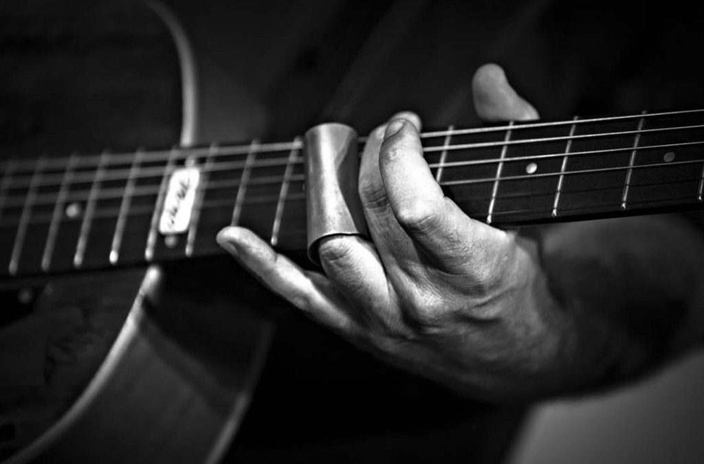 GUIDA ALLA CHITARRA SLIDE: STORIA, TECNICA E TRE GRANDI MAESTRI