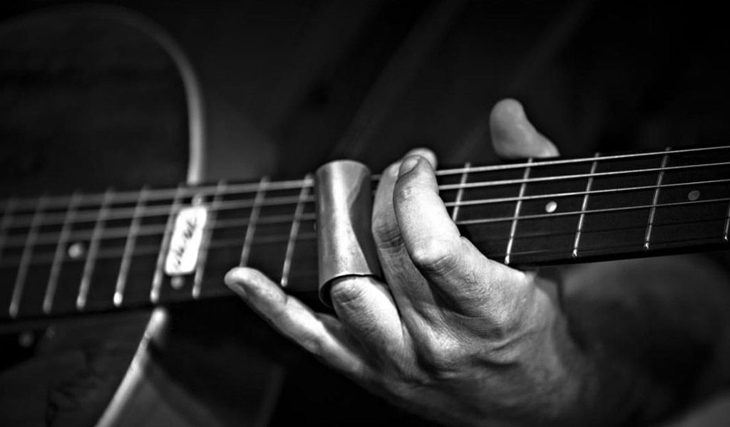 GUIDA ALLA CHITARRA SLIDE: STORIA, TECNICA E TRE GRANDI MAESTRI